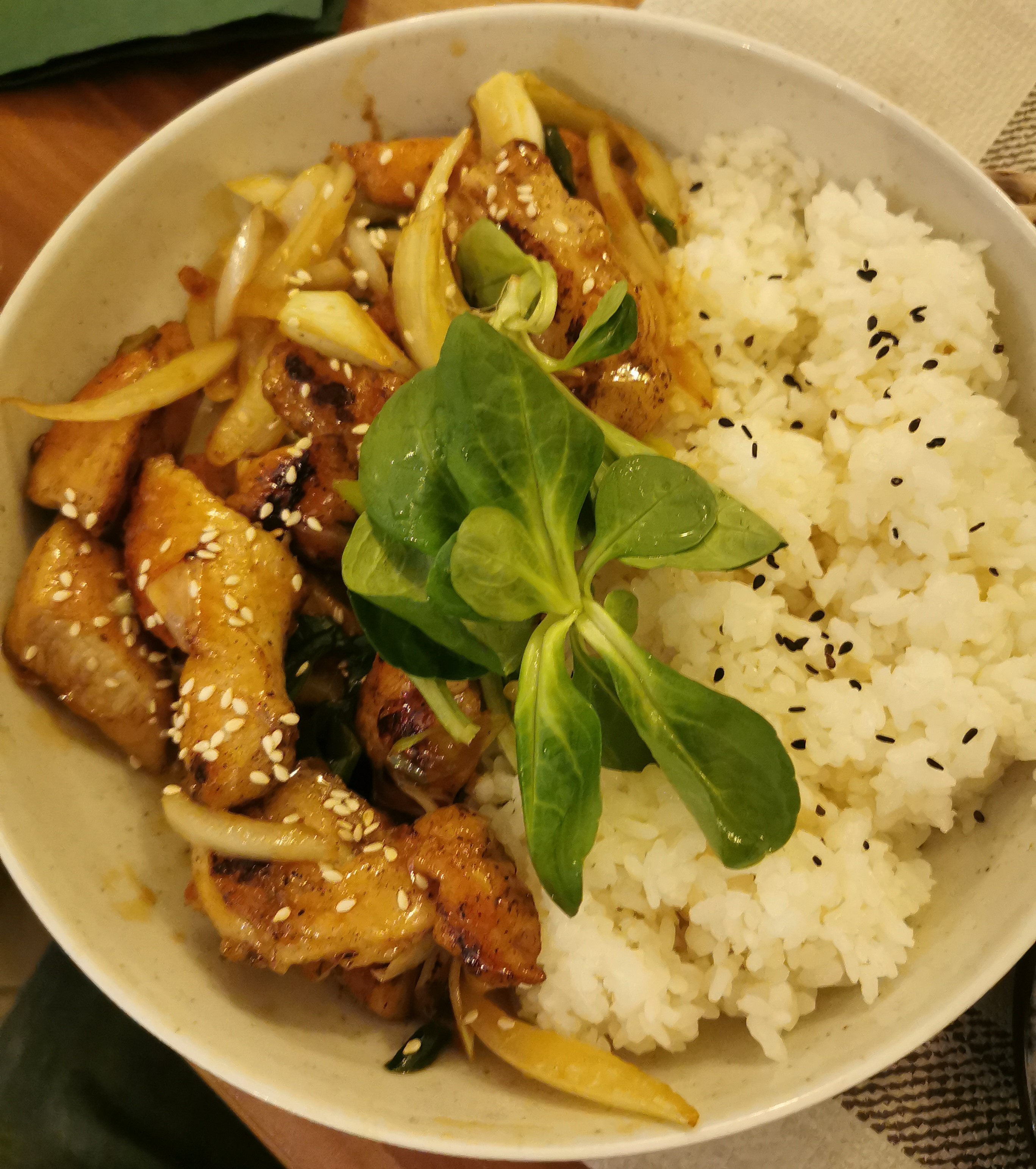 韩餐，鸡肉配米饭