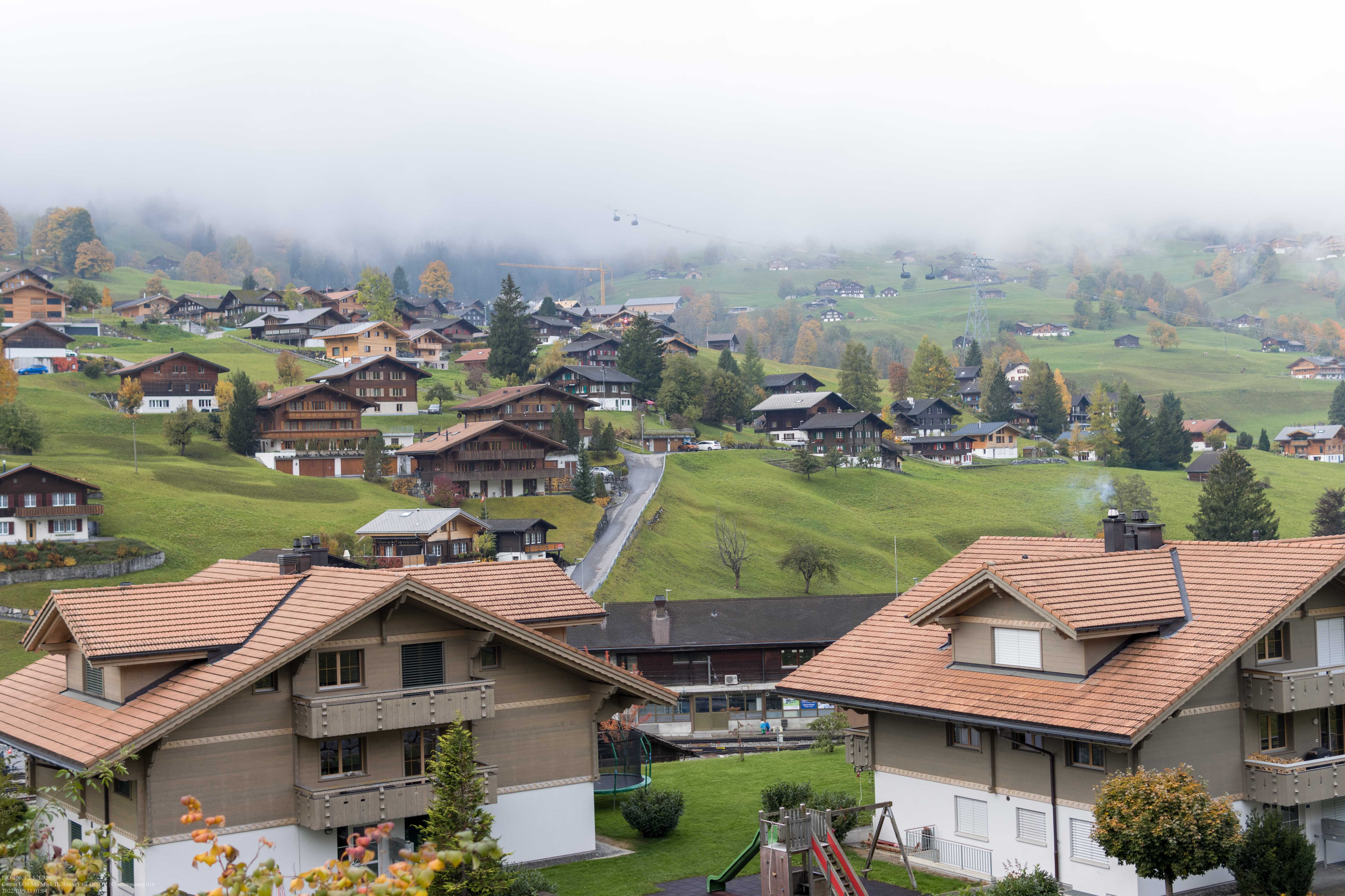 First峰下的瑞士村庄