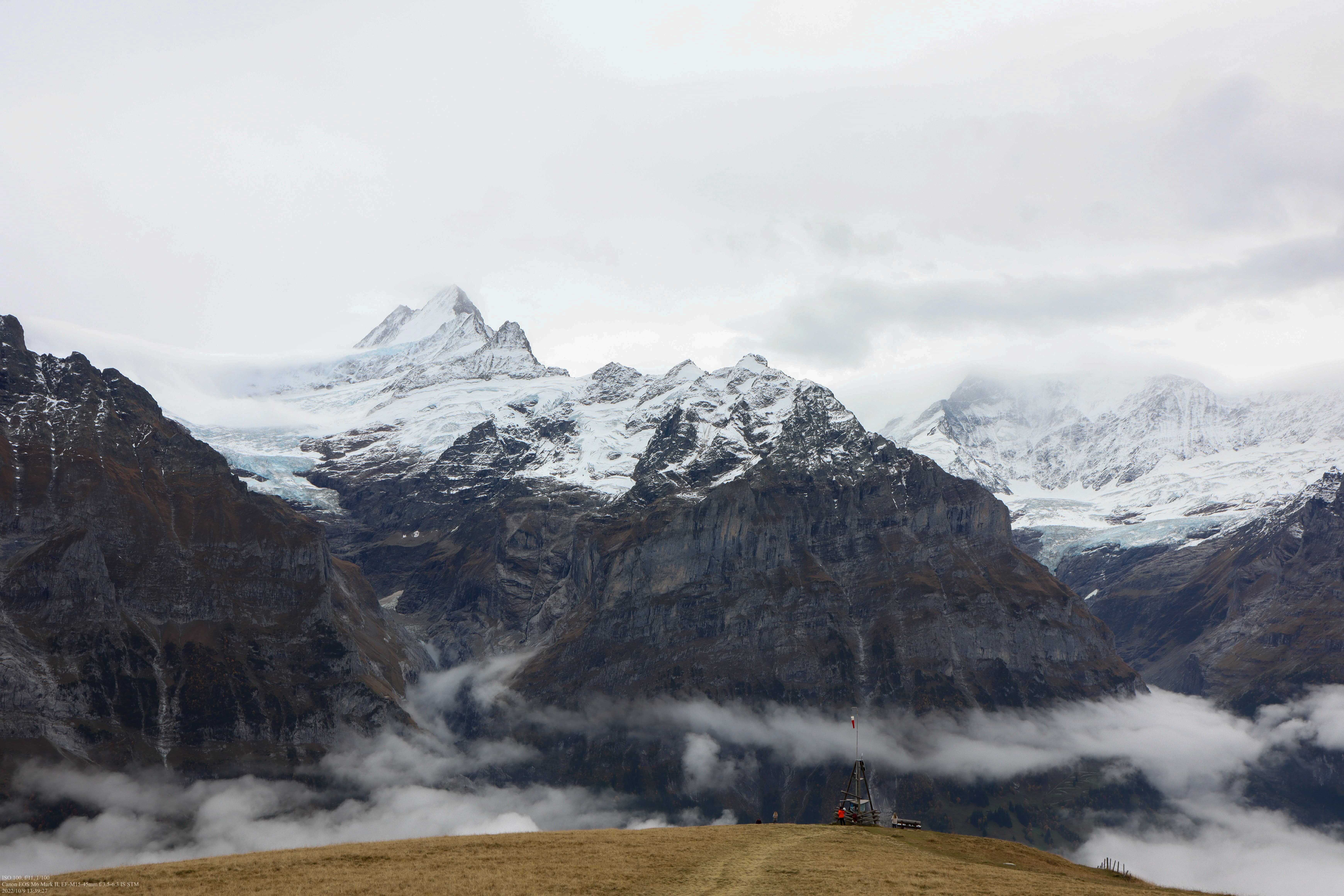 雪山、草地、浮云、岩壁