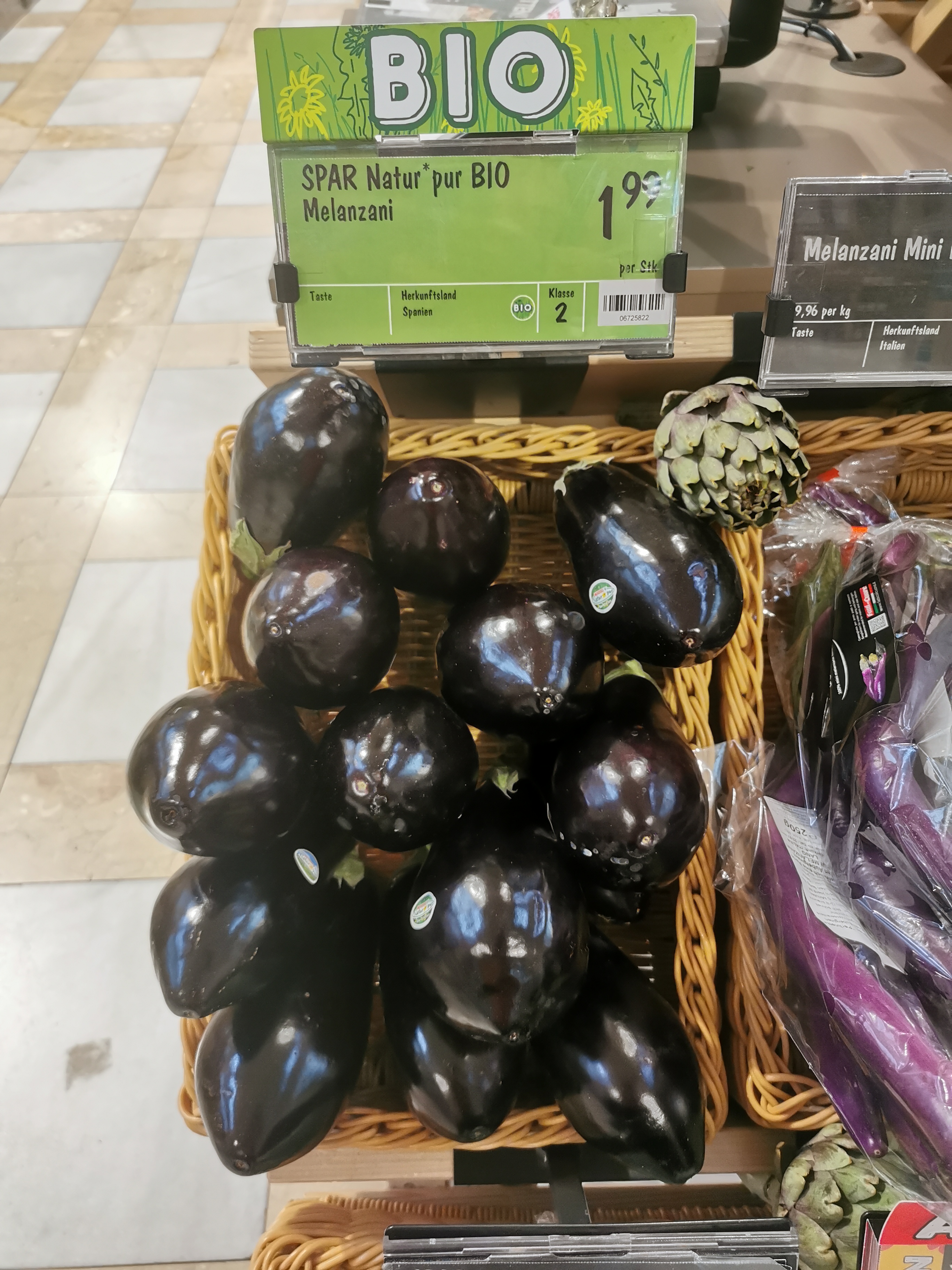 1.99欧/个的茄子…打劫…就算是BIO也没必要这样吧…——摄于InterSpar