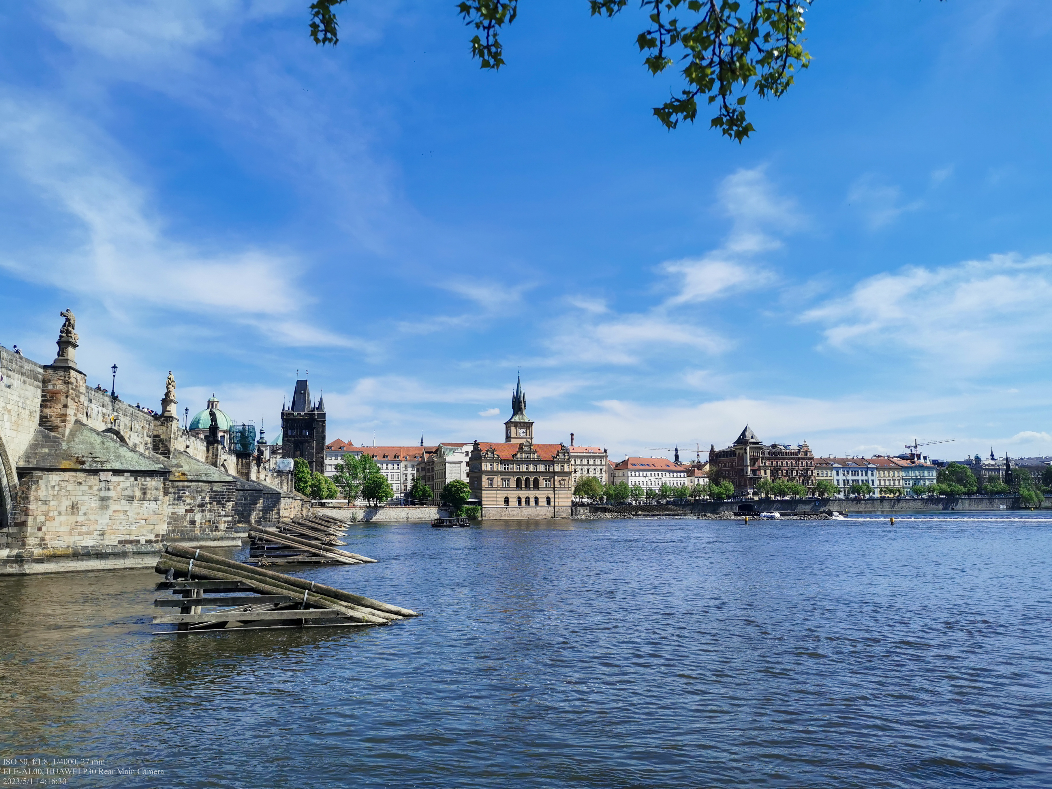 Vltava，左侧为查理大桥