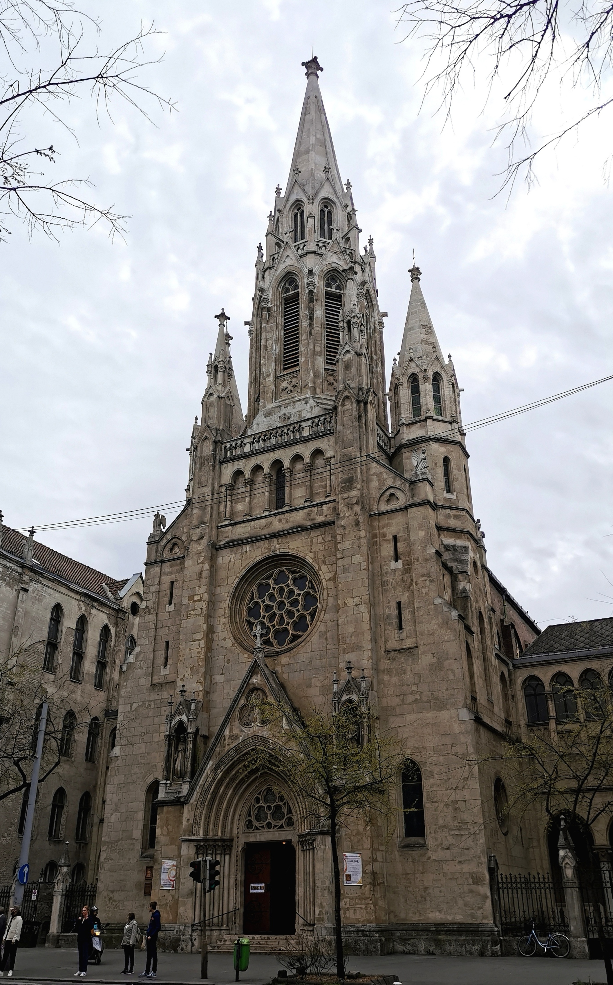 下地铁看到一不知名小教堂⛪️，这类风格遍布欧洲😅