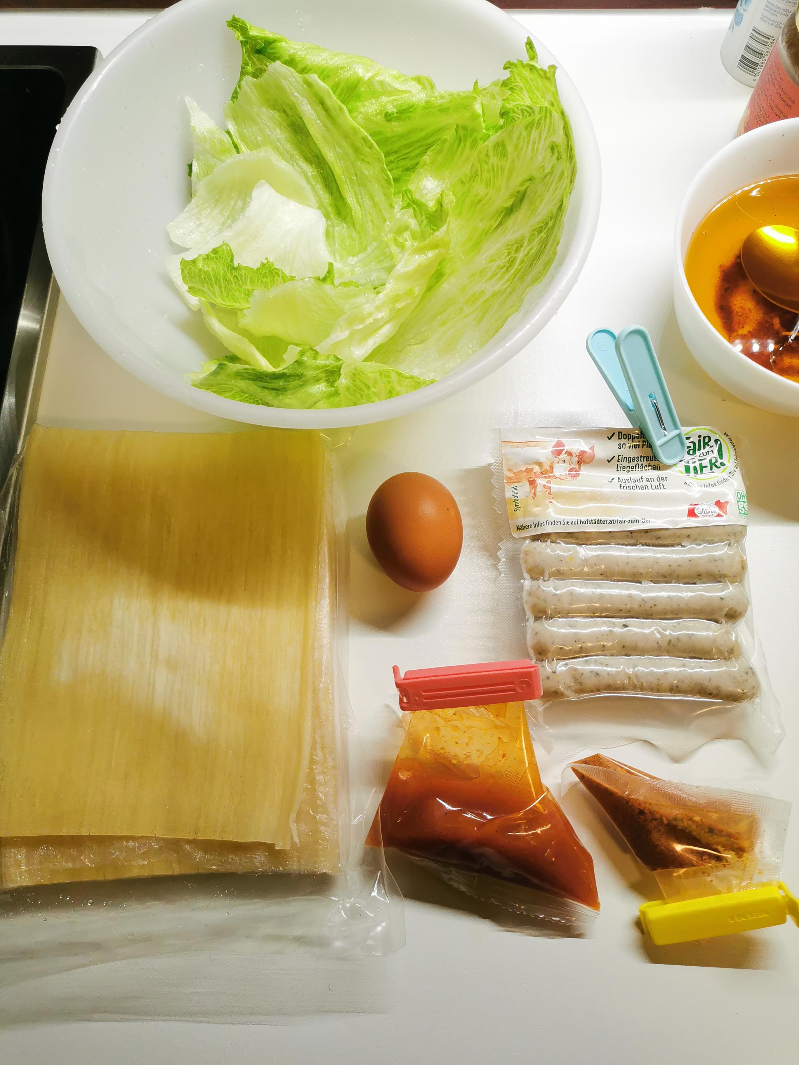 食材准备，面皮和酱汁是从中超买的
